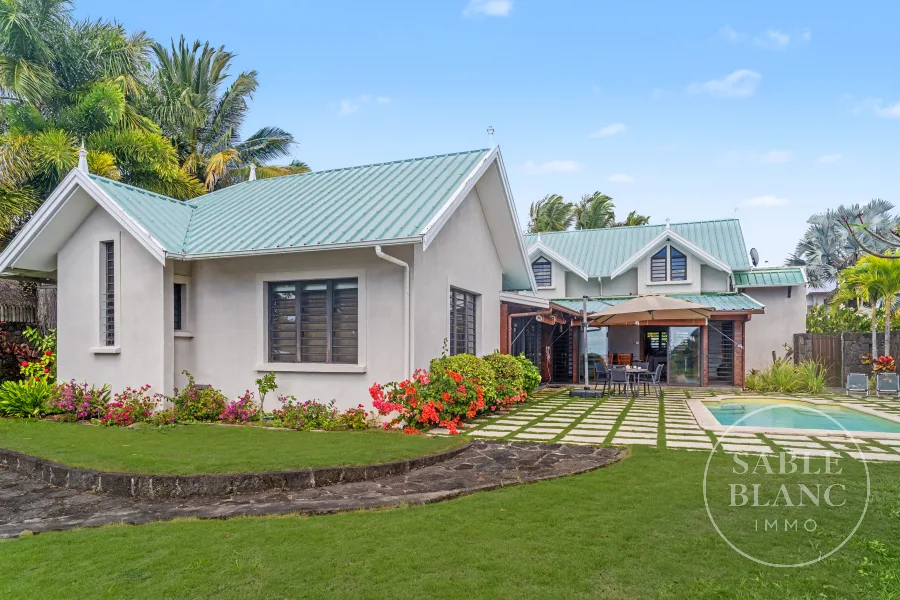 Luxury 4-Bedroom Villa with Private Pool & Ocean Views